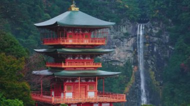 Kırmızı Pagoda, Nachi, Wakayama, Japonya ile Nachi Şelalesi