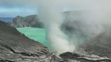 Havadan bakıldığında yükselen ve eğilen Kawah Ijen volkanik krateri, Endonezya