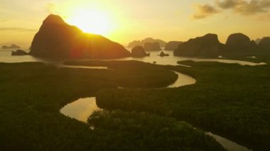 Gün doğumuyla birlikte geriye doğru uçan hava manzaralı dağ, Phang nga, Tayland