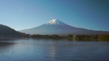 Japonya 'daki Kawaguchiko Gölü' nden yansımalı Fuji Dağı
