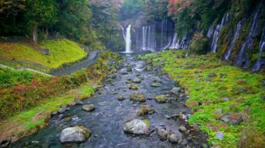 Shiraito Şelalesi Sonbaharda gökkuşağı ile, Shizuoka, Japonya