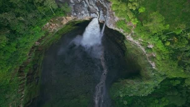 Drohne Steigt Und Kippt Zum Coban Sriti Wasserfall Indonesien — Stockvideo