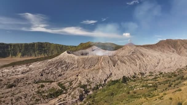 Вид Воздуха Пролететь Холм Показать Bromo Вулкан Заднем Плане Индонезия — стоковое видео