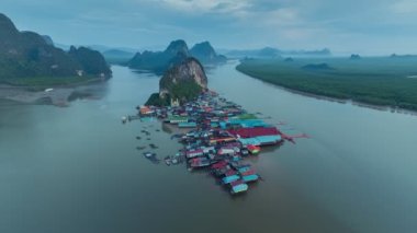Hyperlape insansız hava aracı görüntüsü Koh Panyee adası, Tayland 'ın Phang Nga Körfezi' nde ünlü bir yüzen köy.