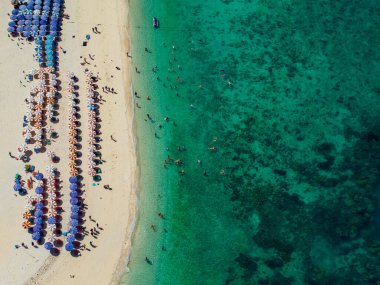 Koh Khai adası, insansız hava aracı manzarası, güzel mercan resifleri ve beyaz kum plajı, Phuket, Tayland