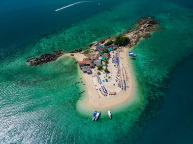 Koh Khai adası, insansız hava aracı manzarası, güzel mercan resifleri ve beyaz kum plajı, Phuket, Tayland