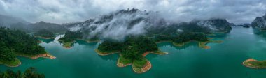 Göldeki adanın insansız hava aracı görüntüsü, tropikal dağ zirvesi, Khao Sok Ulusal Parkı, Tayland