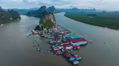 Hyperlape insansız hava aracı görüntüsü Koh Panyee adası, Tayland 'ın Phang Nga Körfezi' nde ünlü bir yüzen köy.