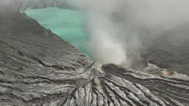 Hava aracı görüntüsü geri çekiliyor ve Kawah Ijen volkanik kraterini, Endonezya 'yı ortaya çıkarıyor.
