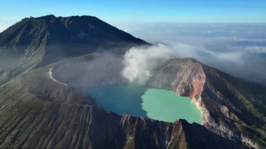 Hava gözlem insansız hava aracı yörüngesi Kawah Ijen volkan kraterini, Java 'yı, Endonezya' yı ortaya çıkarıyor.