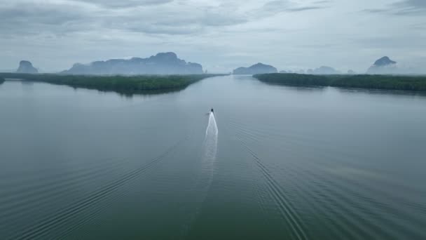 Drone Shot Śledzenie Łodzi Morzu Zatoka Phang Nga Tajlandia — Wideo stockowe