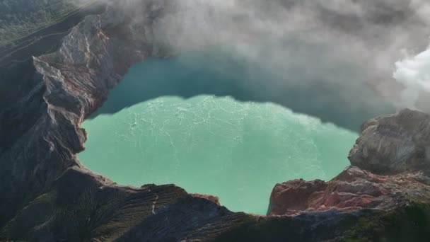 カワイエン火山クレーター ジャワ インドネシアを明らかにするために周りの空中ビュードローン軌道 — ストック動画