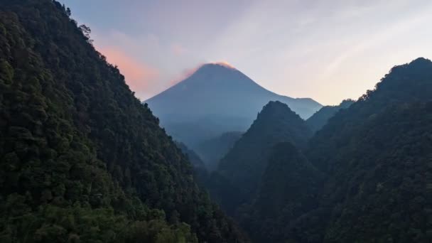 印度尼西亚爪哇 太阳升起时 无人驾驶飞机在山谷上空滑行 飞往Merapi火山活火山 — 图库视频影像