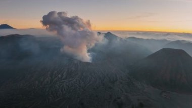 Yüksek hızda uçan hava görüntüsü Bromo Dağı 'nın etkin volkanı Java ve Endonezya' nın yörüngesinde uçuyor. 