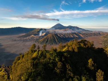 Bromo 'nun aktif volkanik hava aracı görüntüsü Kingkong Tepesi bakış açısı, Tengger Semeru ulusal parkı, Doğu Java, Endonezya