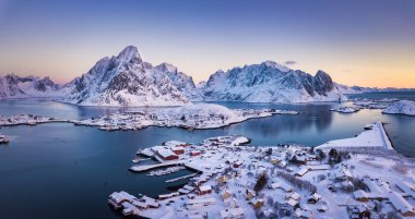 Norveç 'in Lofoten Adalarındaki Reine Köyü' nün kış mevsiminde insansız hava aracı görüntüsü