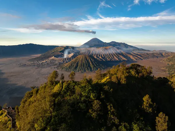 印度尼西亚东爪哇Tengger Semeru国家公园 从王孔山的角度从空中俯瞰Bromo活火山 免版税图库图片