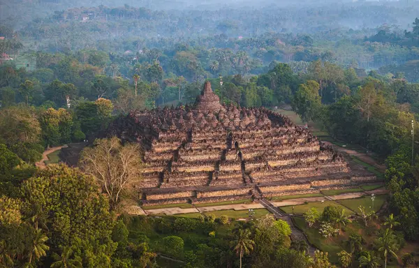 日惹博罗布杜尔神庙日出时的空中景观 印度尼西亚爪哇 免版税图库照片