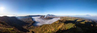 Güneş doğarken Bromo volkanı panoraması, Tengger Semeru ulusal parkı, Doğu Java, Endonezya, insansız hava aracından hava manzarası