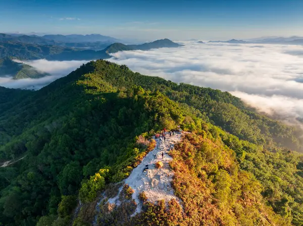 在泰国亚拉艾耶旺 空中无人机俯瞰美丽的晨光和雾气流过高山 免版税图库照片