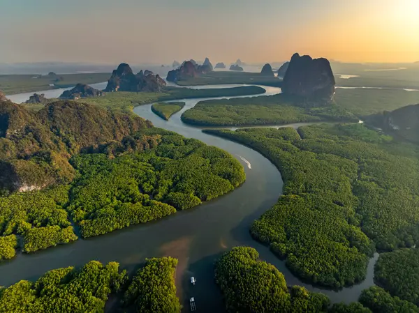 泰国Phang Nga湾红树林和山顶的空中无人驾驶飞机景观 图库图片