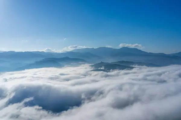 Bela Manhã Nascer Sol Nevoeiro Fluir Sobre Montanha Yerweng Yala Fotos De Bancos De Imagens