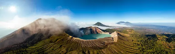 印度尼西亚东爪哇Kawah Ijen火山火山口空中全景无人驾驶飞机图 图库照片