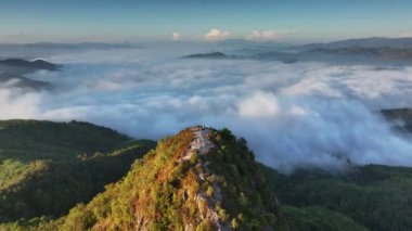 Gunungsilipat Dağı 'nın yörüngesinde dönen hava sineği Tayland' ın Sis Denizi üzerinde güzel bir gündoğumunu gözler önüne seriyor.