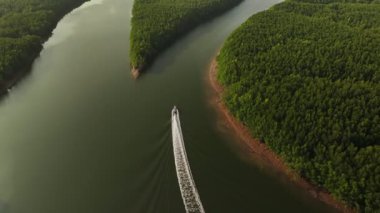 Hava aracı, Tayland 'ın Phang Nga Körfezi' ndeki mangrov ormanında bir tekneyi takip ederken uçtu.