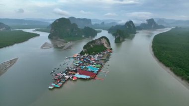 Tayland 'ın Phang Nga Körfezi' ndeki ünlü bir yüzen köy olan Koh Panyee adasının yörüngesinde dönen insansız hava aracı görüntüsü.