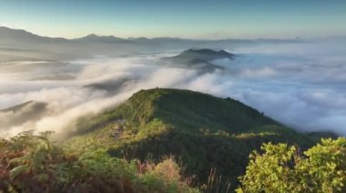 Sis denizi, Betong, Yala, Tayland 'ın üzerinde güzel bir gün doğumunu gözler önüne sermek için uçan bir uçurum.