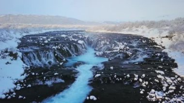 Bruarfoss şelalesinin ve İzlanda 'da Bruara Nehri' nin hava aracı görüntüsü.