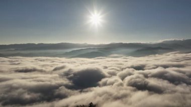 Sis denizi Yala, Tayland ile siluet ormanı önplanlarını ortaya çıkarmak için geri uçan hava aracı