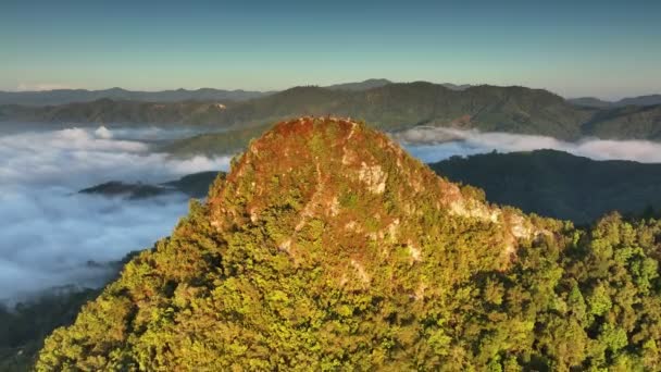 Flygpass Gunungsilipat Kulle För Att Avslöja Havet Dimma Betong Yala — Stockvideo