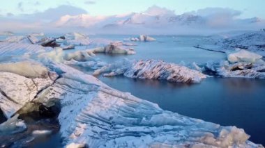 İzlanda 'daki Jokulsarlon buzullarındaki buzdağlarının üzerinden geçen insansız hava aracı görüntüsü