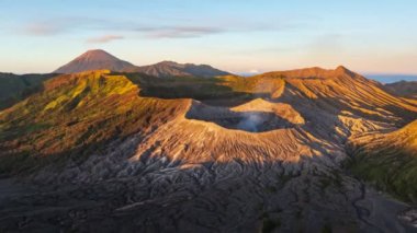 Güneş doğarken, Endonezya, Java 'da Bromo Dağı' nda aktif yanardağ uçuşu 