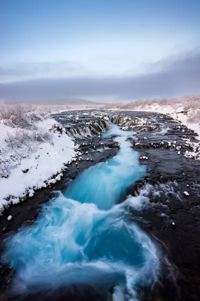 Bruarfoss Şelalesi kışın İzlanda 'nın güneybatısındaki turistler için popüler bir yer.