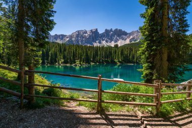 Dolomitler 'de Karersee Gölü, Güney Tyrol, İtalya, Carezza Gölü olarak da bilinir.
