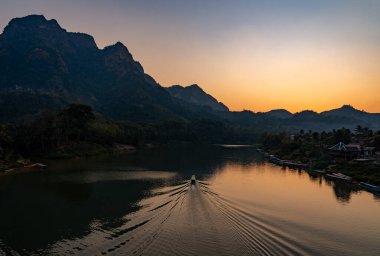 Gün batımında Nong Khiaw köyünün havadan görünüşü Laos, Luang Prabang, Laos