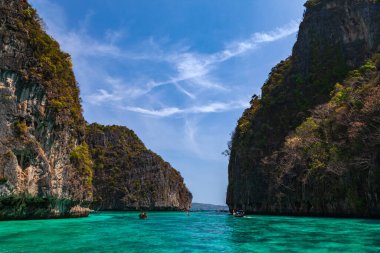 geleneksel longtail tekne koh phi phi Island leh, krabi, Tayland Güney üzerinde kazık Bay