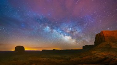 ABD, Arizona 'daki Monument Vadisi üzerinde Samanyolu' nun zaman aşımı ve gündoğumu