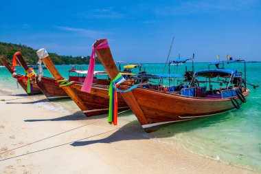 içinde geleneksel longtail teknede koh phi phi don Island, krabi, Tayland Güney
