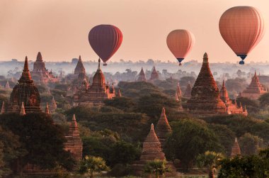 sıcak hava balonu üzerinde düz bagan puslu sabah, myanmar