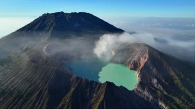 Hava aracı görüntüsü, Endonezya 'daki Kawah Ijen volkan kraterinden geri çekiliyor.