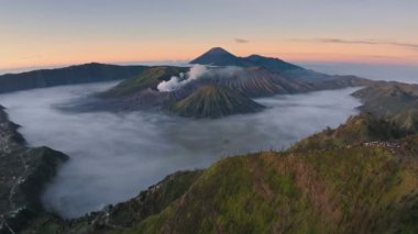 Hava aracı Bromo volkanı, Java ve Endonezya 'yı ortaya çıkarmak için tepeyi geçiyor.