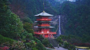 Kırmızı Pagoda, Nachi, Wakayama, Japonya ile Nachi Şelalesi