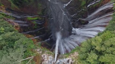 Hava gözlem insansız hava aracı Tumpak Sewu şelalesi, Doğu Java, Endonezya 'yı ortaya çıkarmak için dalıyor ve eğiliyor.