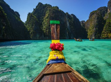 geleneksel longtail tekne koh phi phi Island leh, krabi, Tayland Güney üzerinde kazık Bay