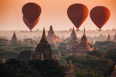 sıcak hava balonu üzerinde düz bagan puslu sabah, myanmar