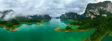 Göldeki adanın insansız hava aracı görüntüsü, tropikal dağ zirvesi, Khao Sok Ulusal Parkı, Tayland
